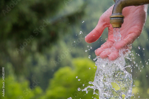 Fotografia  Acqua che scorre sulla mano