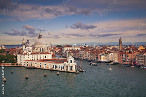 Plakat na zamówienie Venice. Aerial view of the Venice with Basilica di Santa Maria della Salute.