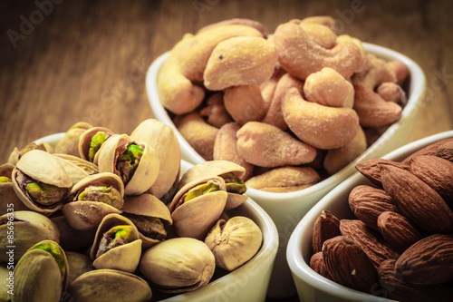 Fotografía Las variedades de frutos secos: anacardos, pistachos, almendras.