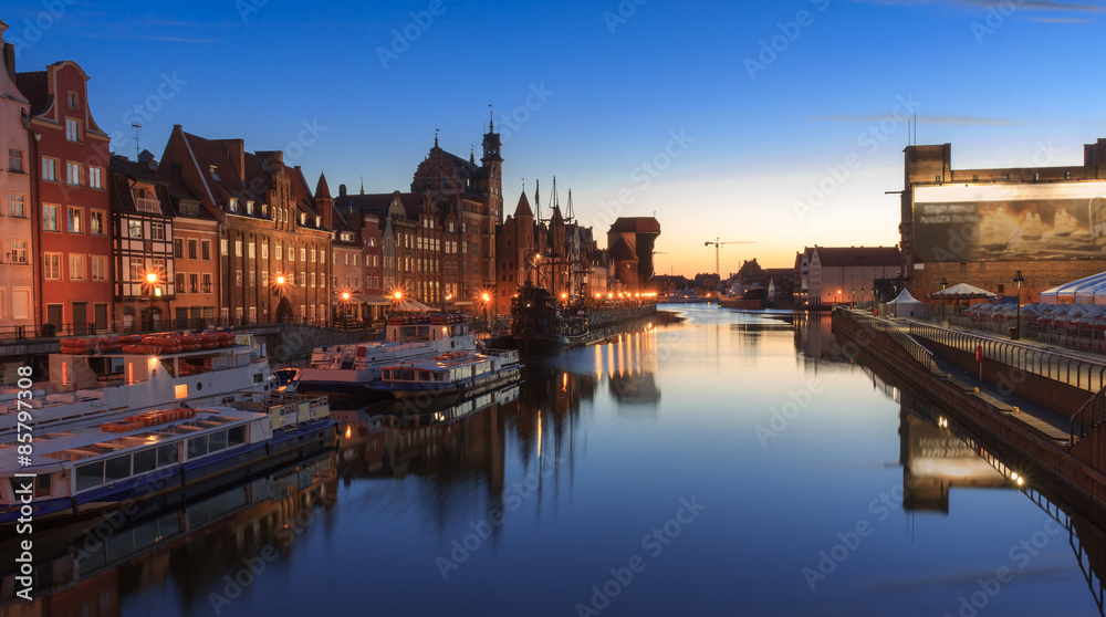 Obraz na płótnie Gdańsk, panorama nocna nabrzeży Motławy. Po lewej stronie Długie Pobrzeże ze Starym Żurawiem, a po prawej oddane do użytku w 2014 r nabrzeże Wyspy Spichrzów w salonie