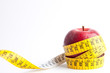 Manzana con cinta sobre fondo blanco (salud y concepto de dieta)