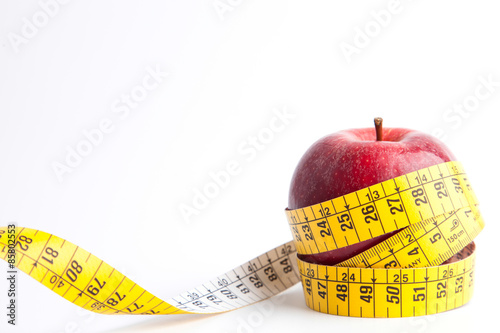 Fotografia Manzana con cinta sobre fondo blanco (salud y concepto de dieta)