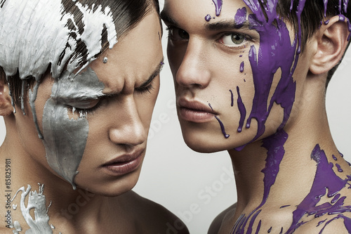 Naklejka - mata magnetyczna na lodówkę men with silver and violet paint on face