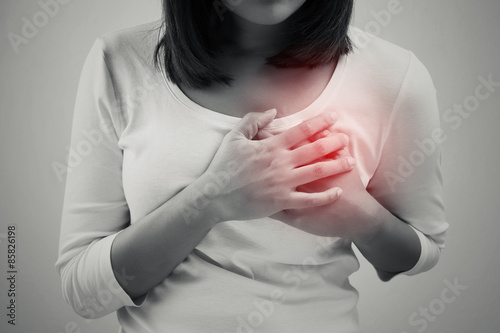 Fotomural La mujer está agarrando su pecho, dolor agudo posible ataque al corazón