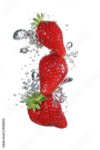 Nowoczesny obraz na płótnie Strawberry falling into water