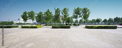 Fotomural public square with empty road floor in downtown
