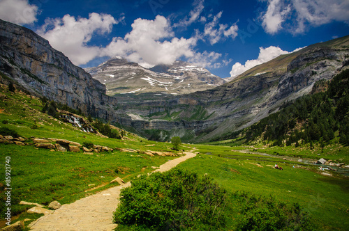 Cuadros en Lienzo Valle de Ordesa y Monte Perdido con nubes. (Pirineos / Pyrenees)