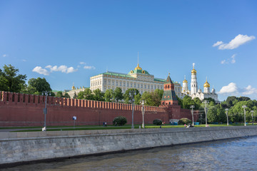 Fototapete - he Moscow Kremlin and Moscow river. Kremlin embankment in Moscow