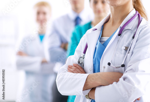 Fotografia, Obraz Attractive female doctor in front of medical group