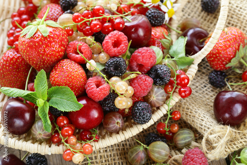 Fotografía Surtido de verano bayas (frambuesas, fresas, cerezas, grosellas, grosellas)