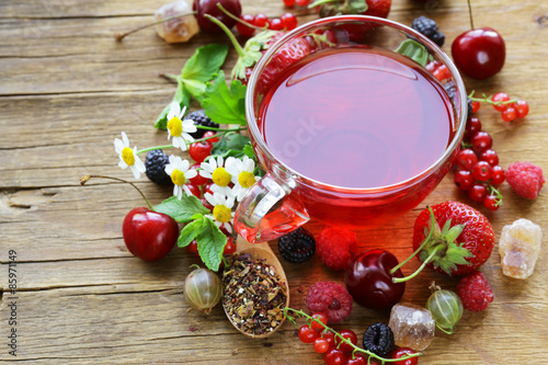 Nowoczesny obraz na płótnie berry tea with fresh currants, raspberries and strawberries