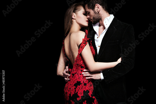 Fototapeta na szkło Fotografia mody seksownej eleganckiej pary w delikatnej pasji