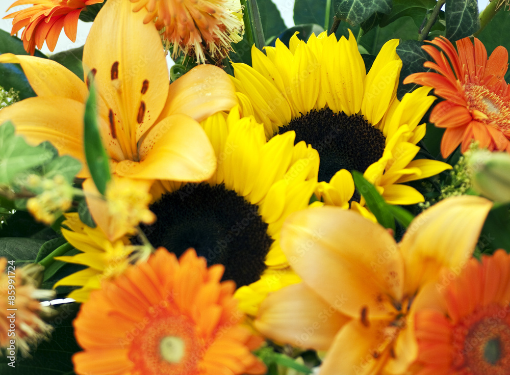 Stock-Foto herbstlicher Blumenstrau mit Lilien, Sonnenblume, Efeu |  Adobe Stock
