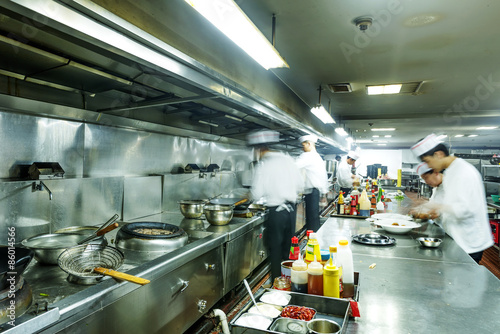 Zdjęcie XXL Szef kuchni w kuchni restauracji w piecu z patelni, robi flambe na jedzenie