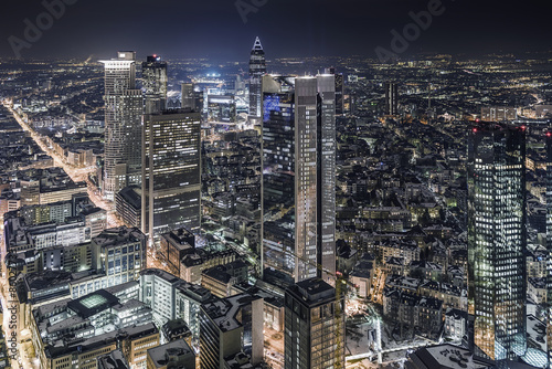 srodmiescie-frankfurt-nad-menem-w-nocy-z