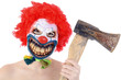 Böser Horror Clown zu Halloween und Karneval mit Axt lacht und grinst