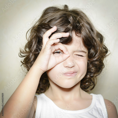 Fotografía Niña mirando a través de un círculo formado con sus manos