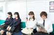 © one - 電車の中の人々
