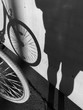 Radfahren, Porträt einer Fahrradfahrerin, Schattenspiel, kleine Fahrradpause, plakativ