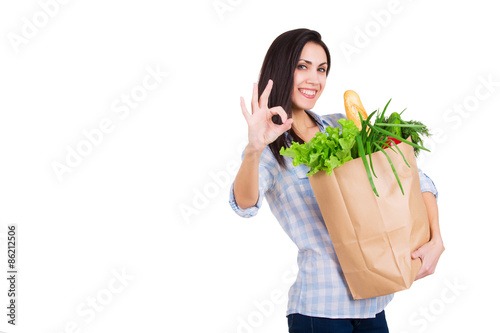 Fotografía Feliz mujer joven con bolsa de papel con comestibles