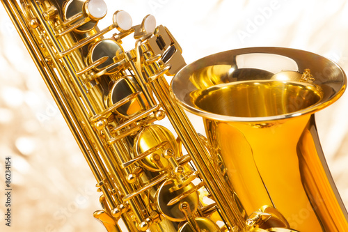Plakaty Saksofon  saksofon-z-dzwonkiem-i-klawiszami-na-srebrnym-tle