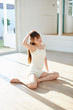 © one - ヨガをする若い女性
