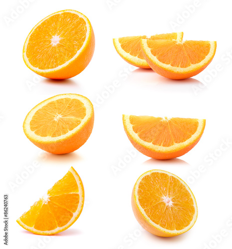 Cuadros en Lienzo Frutas de color naranja la mitad en el fondo blanco