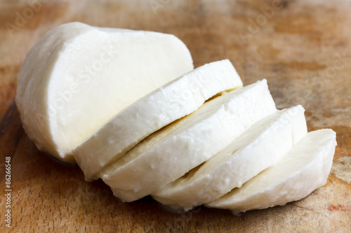Fotografía La sola bola de queso mozzarella en rodajas y aislados en rustice