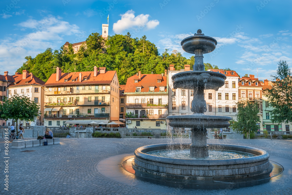 Obraz na płótnie Panorama of Ljubljana, Fountain and Castle, Slovenia, Europe.
Cityscape of the Slovenian capital Ljubljana. w salonie