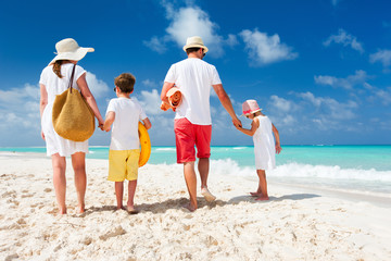 Canvas Print - Family with kids on beach vacation