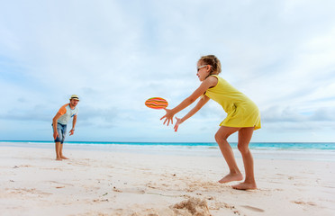 Poster - Father and daughter playing with flying disk