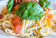 Spaghetti Napoli mit frischem Basilikum