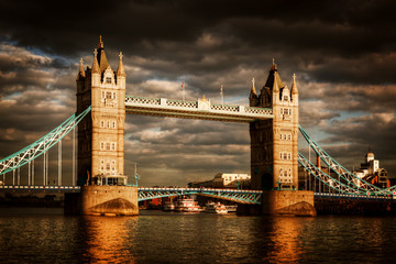 Fototapete - Tower Bridge in London, the UK. Dramatic stormy and rainy clouds