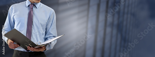 Fotomural business man consults files