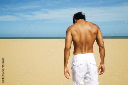 Plakat Młody człowiek na plaży