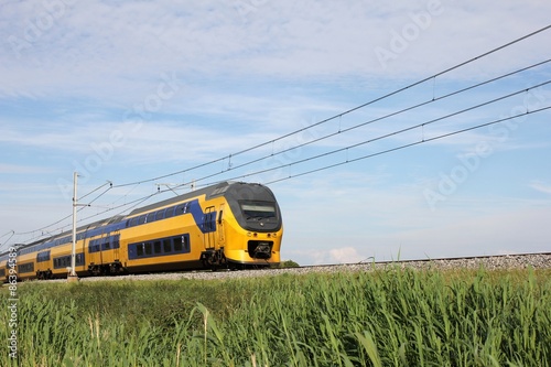 Fotografía Zug auf einem Bahndamm