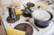 dreckige Herdplatten auf Ofen mit Geschirr und Schmutz