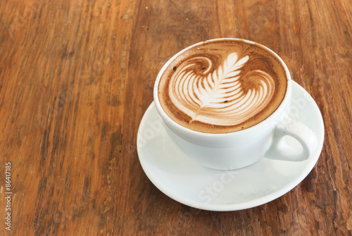 Fotografie, Obraz Hot cafe latte s uměním na vrcholu na dřevěném stole