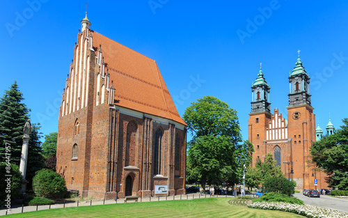 Fototapeta Poznań  poznan-ostrow-tumski-po-lewej-stronie-koscol-nmp-po-prawej-katedra-bedaca-najstarszym