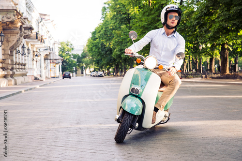 Fotografía Fashion man driving a scooter