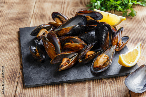 Cuadros en Lienzo Mejillones al vapor ostras con limón y hierbas