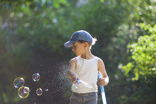 Kleiner Süßer Junge Spielt Mit Seifenblasenschwert Draussen Im Park Bei Sonnenschein. Platz Für Ihren Text. Kinderfest.