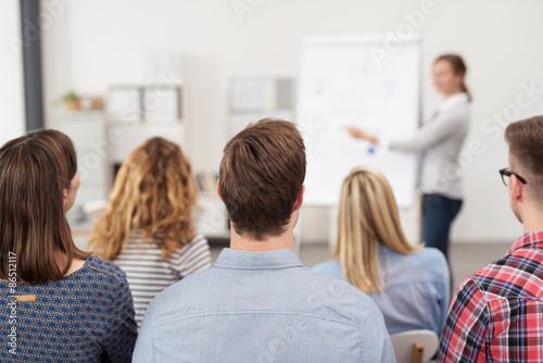 Foto Frau Hält EINEN vortrag am Flipchart Vor einer Gruppe
