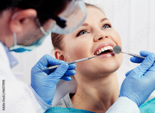 Fototapeta na szkło Ochrona przed próchnicą. Lekarstwo na próchnicę. Pacjentka u dentysty