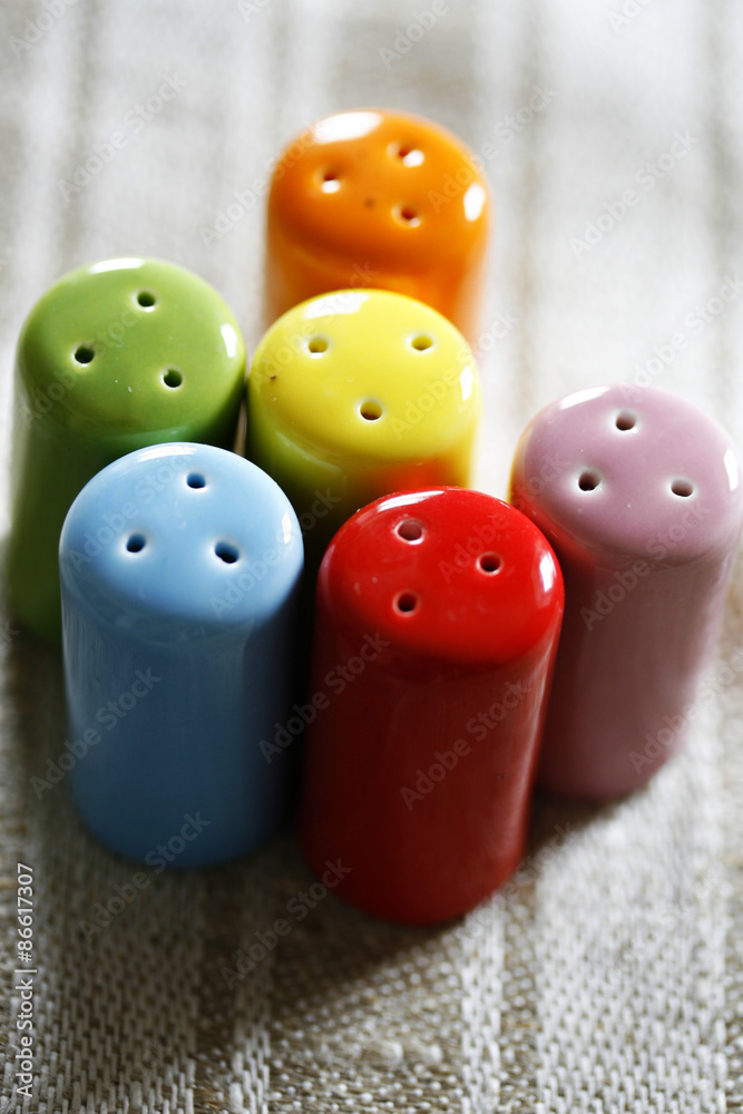 Mini-Salzstreuer in verschiedenen Farben Stock Photo