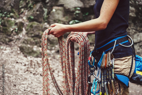 Cuadros en Lienzo Woman holding climbing rope near the rock