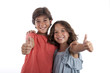 © Ricardo Ferrando - Niño y niña sonriendo y levantando el pulgar