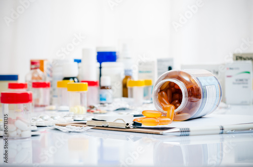 Cuadros en Lienzo Cápsulas de la medicina colocan en una carpeta