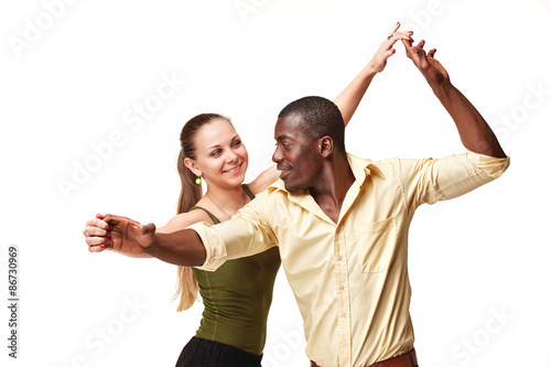 Fotografía Pareja joven baila la salsa, foto de estudio Caribe