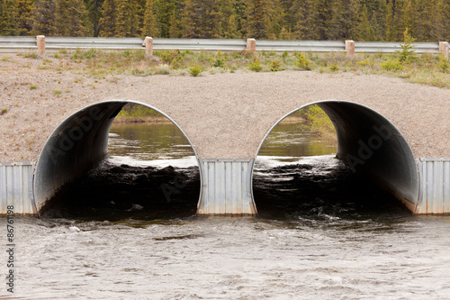 Valokuva Twin culvert tunnel road bridge crossing wild river